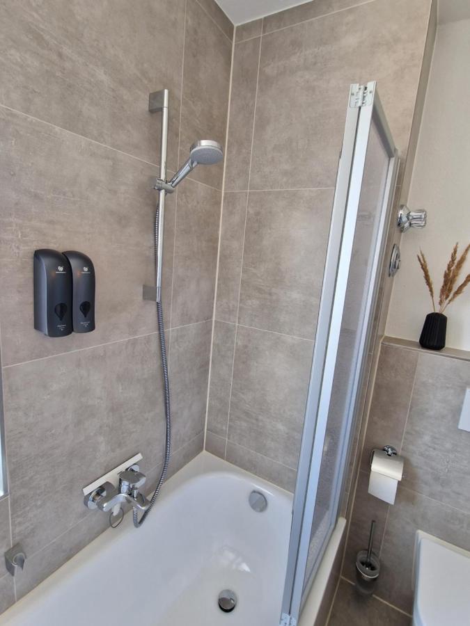 C4S Come4Stay Altoetting - 3-Zi Whg I Zentrale Lage I Parkplatz I Balkon I Wifi I Smarttv I 1 Kingsize, 1 Queensize Bett I Office Arbeitsplatz I Wohnbereich Mit Couch Und Essbereich I Voll Ausgestattete Kueche I Nespresso Εξωτερικό φωτογραφία