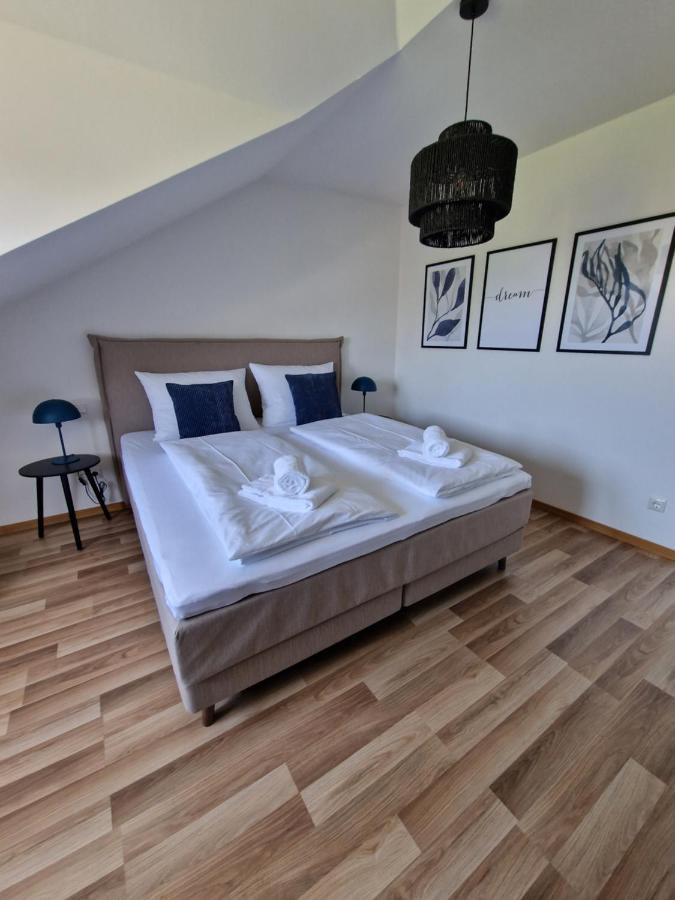 C4S Come4Stay Altoetting - 3-Zi Whg I Zentrale Lage I Parkplatz I Balkon I Wifi I Smarttv I 1 Kingsize, 1 Queensize Bett I Office Arbeitsplatz I Wohnbereich Mit Couch Und Essbereich I Voll Ausgestattete Kueche I Nespresso Εξωτερικό φωτογραφία