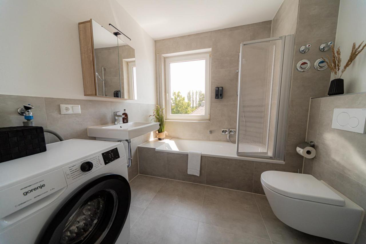 C4S Come4Stay Altoetting - 3-Zi Whg I Zentrale Lage I Parkplatz I Balkon I Wifi I Smarttv I 1 Kingsize, 1 Queensize Bett I Office Arbeitsplatz I Wohnbereich Mit Couch Und Essbereich I Voll Ausgestattete Kueche I Nespresso Εξωτερικό φωτογραφία